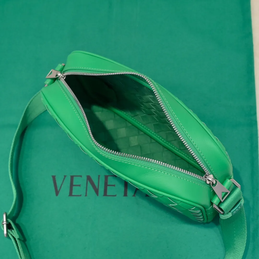 Batch 1480 BV lntrecciato woven leather crossbody bag. The zipper opens and closes, and the space is too large. It meets the daily needs of going out on the street. There are no problems with mobile phones 📱 wallets 👛 power bank 🔋. The weaving process is used, and the texture of the upper body 🔝 is very high-end. Style number: 7100 Size: 25*7.5